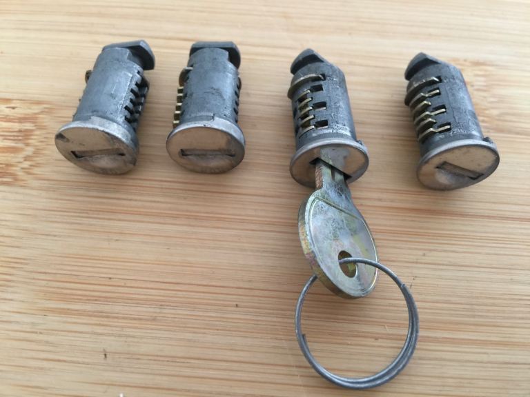 Set of 4 Lock Barrels and Keys for Thule Roof Bars