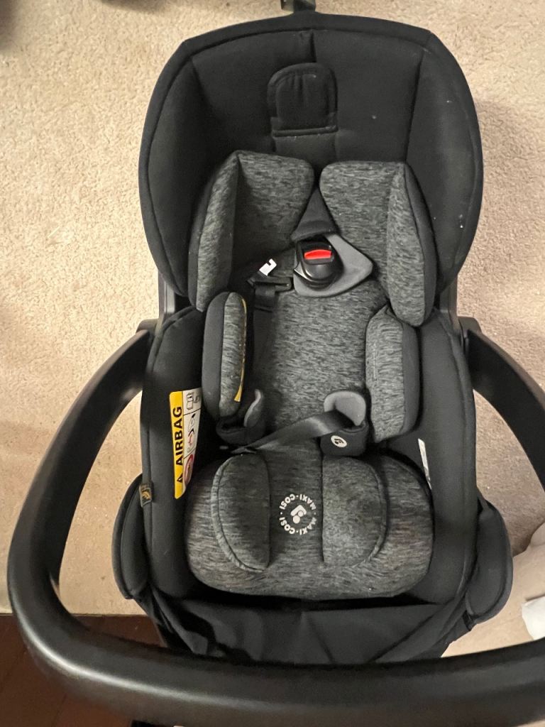 Maxi cosi baby car seat and isofix base