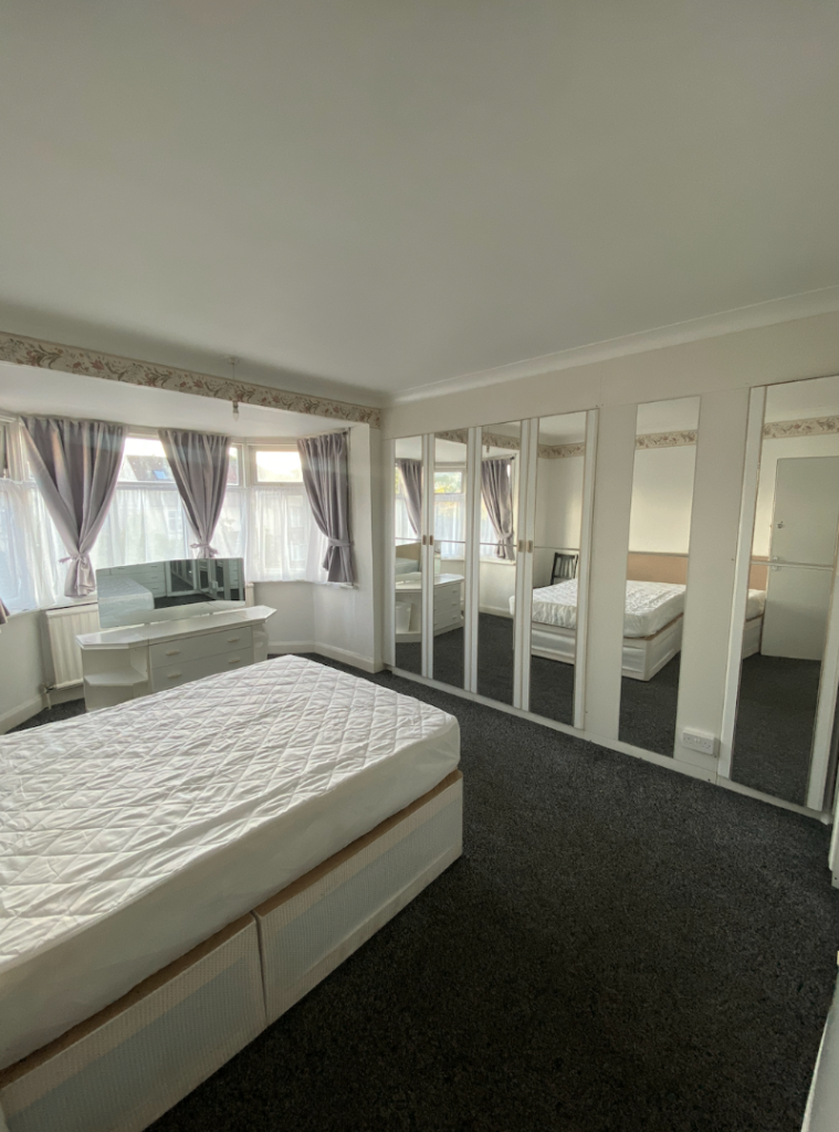 LU4 DOUBLE ROOM AVAILABLE £650 BILLS INCL