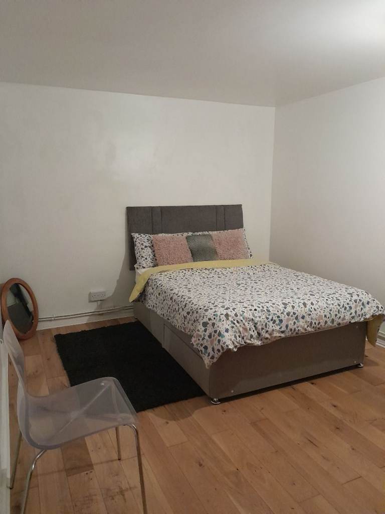 A Large Double Room To Let 