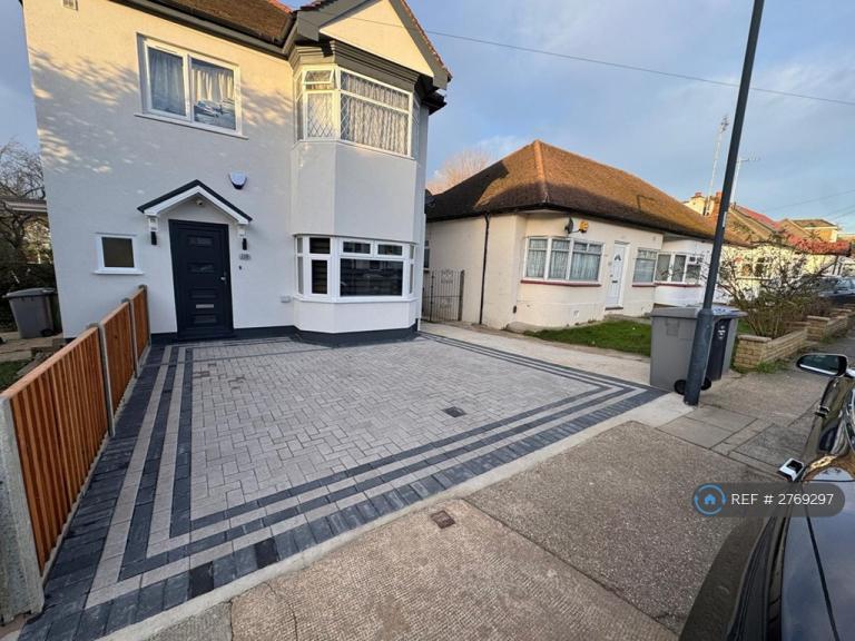 3 bedroom flat in Kinloch Drive, London, NW9 (3 bed) (#2769297)