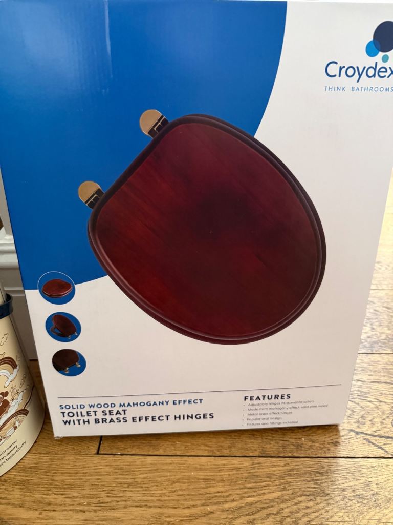 Croydex Mahogany Effect Solid Wood Toilet Seat with Brass Effect Fixings - WL515202 - New in box