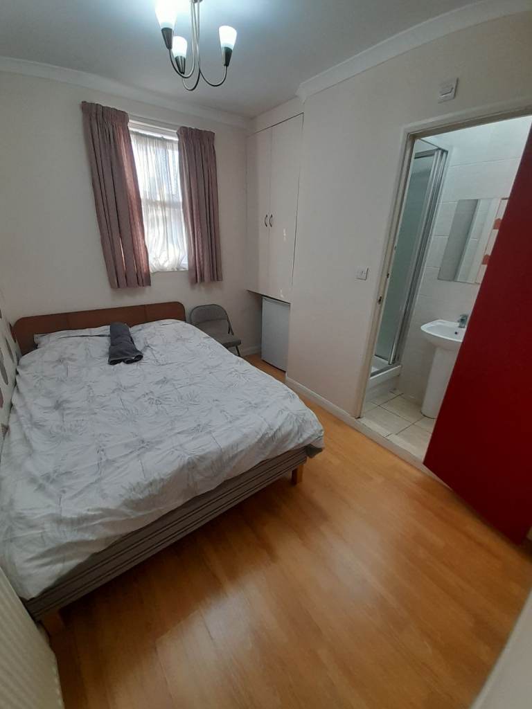 Double n King Size Ensuit  with Bills  £800-£850