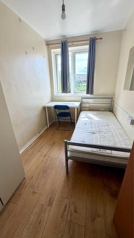 🍁Fully Furnished Room – Opposite Stepney Green Station | Great Location 📍