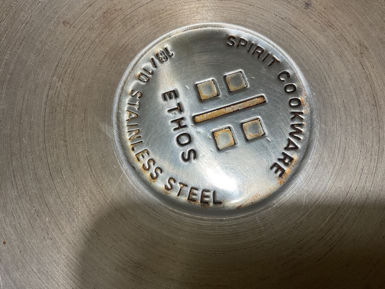 Saucepans and lids plus utensils