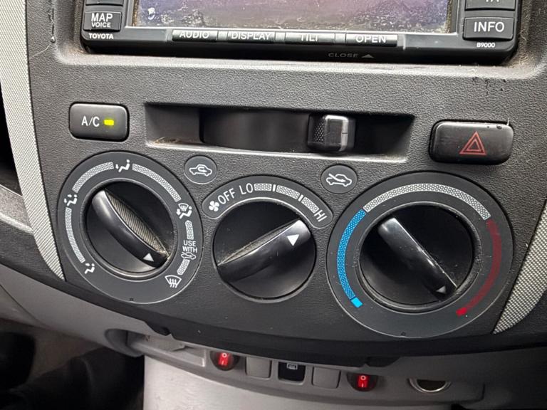 2007 Toyota Hilux INVINCIBLE 3.0D4-D DOUBLE CAB TIPPER MANUAL 4X4 GREY PICK UP Diesel Manual