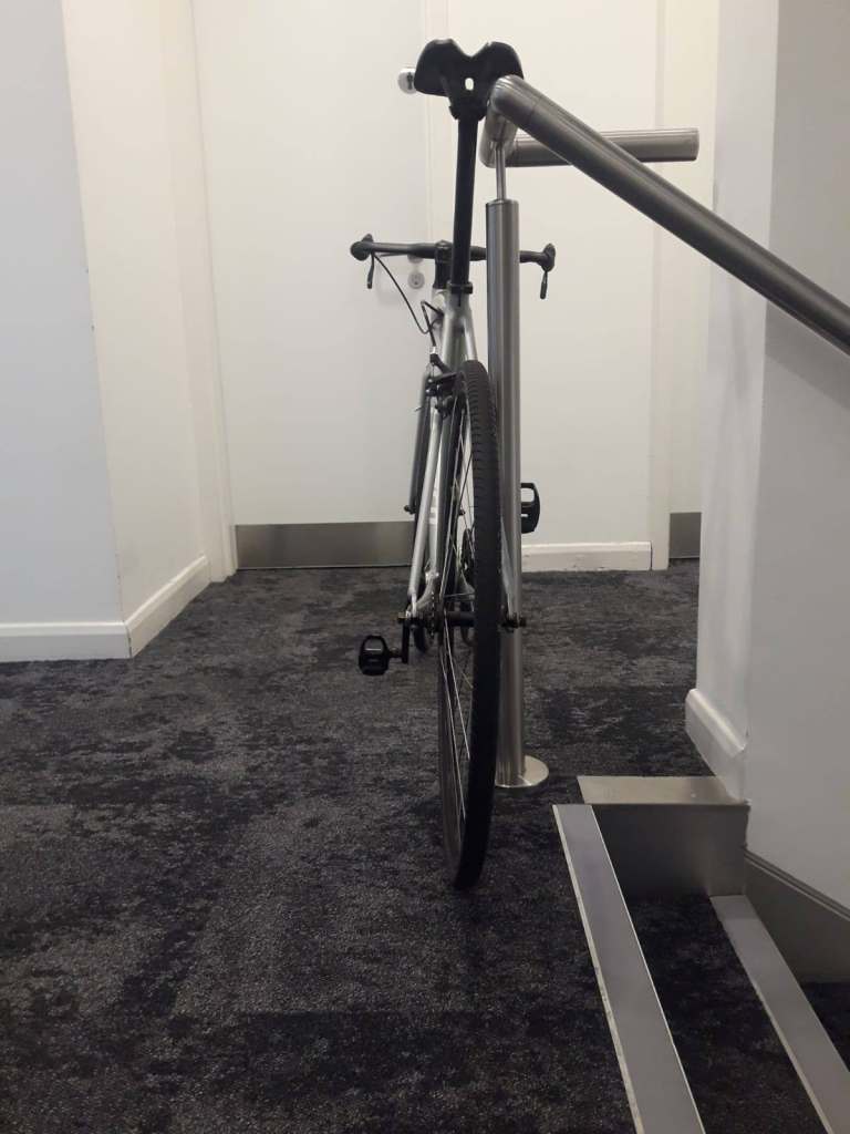 specialized Langster free wheeler, silver color.