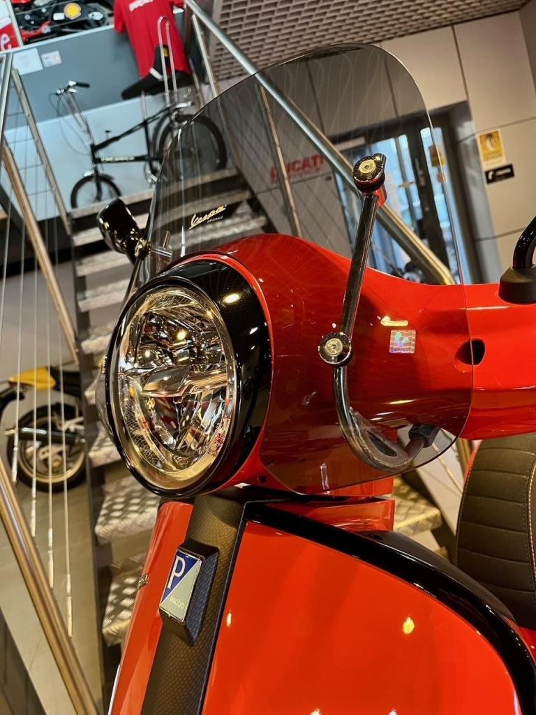 VESPA GTS 300 SUPERSPORT - 1400 MILES - 1 OWNER - EXTREMELY TIDY - EURO 5