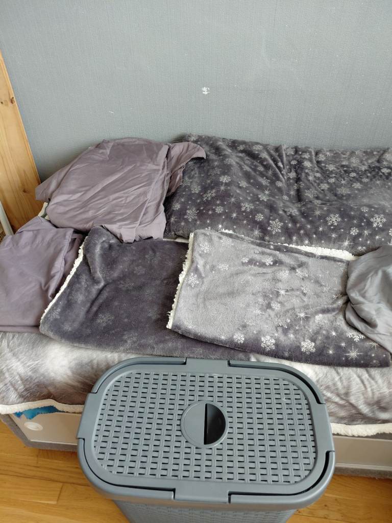 Double bed linen and basket