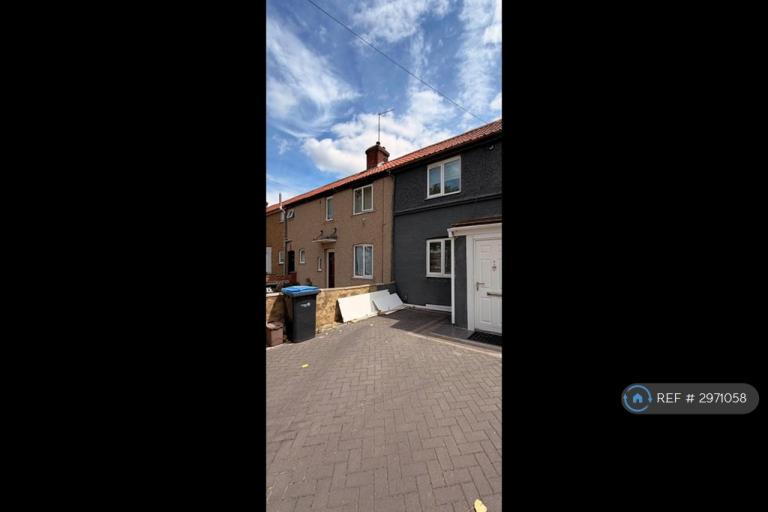 2 bedroom flat in The Link, Enfield, EN3 (2 bed) (#2971058)