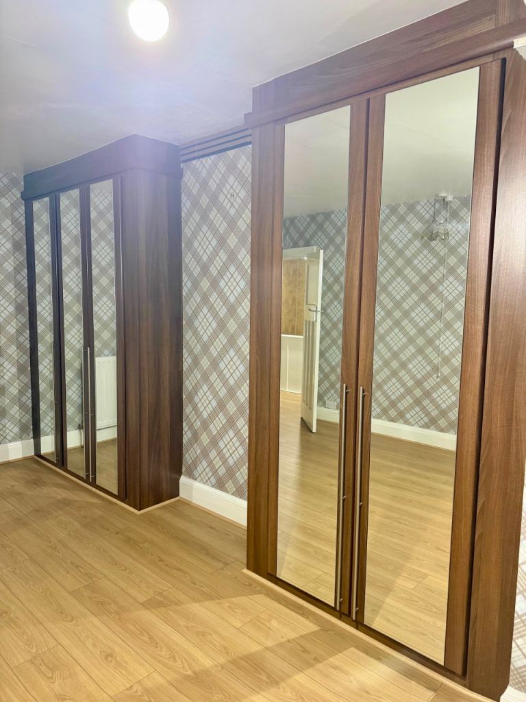 Built-in Wardrobe Mirrored Doors – Good Condition