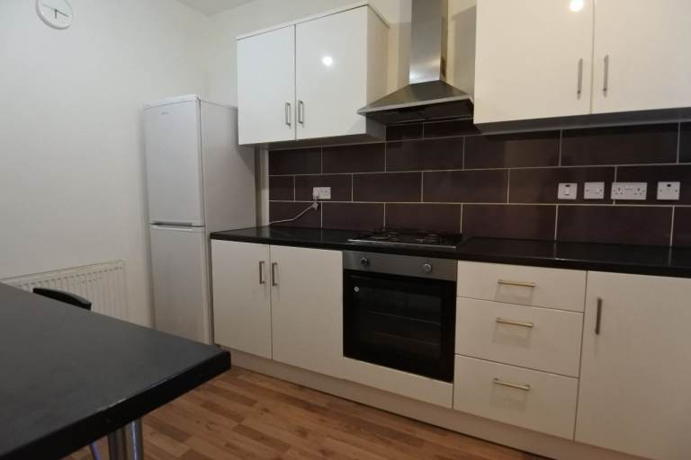 1st floor 1 bedroom flat to rent on High Rd, Willesden. Close to bus garage and Dollis Hill Station