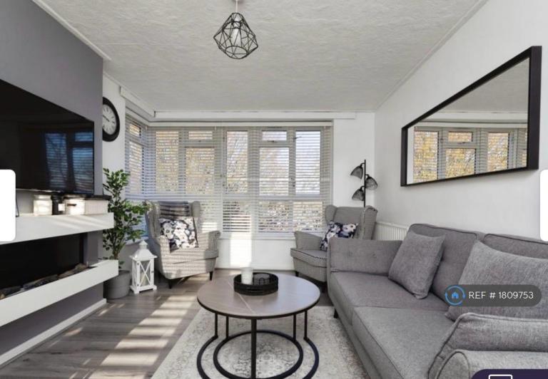 2 bedroom flat in Longbridge Road, Barking, IG11 (2 bed) (#1809753)