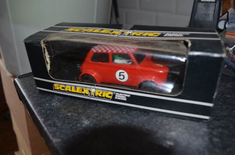 SUPER BARGAIN  Scalextric Superslot C038 Mini Cooper 1275 GT RALLY SPECIAL C122 + Rostrum + figures