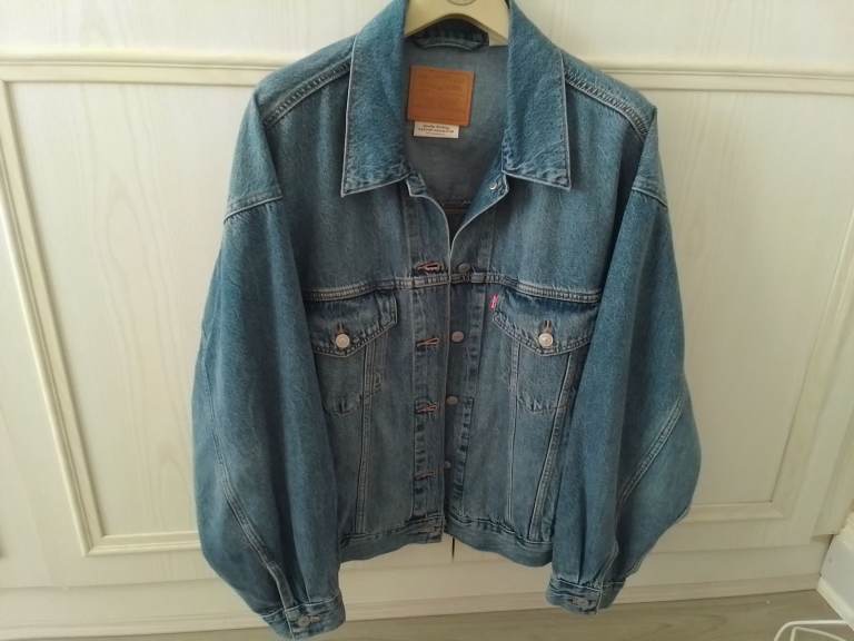 Ladies Levis Denim Jacket (size XL)