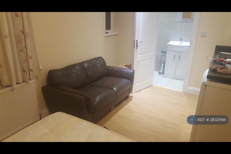 Studio flat in Chatsworth Crescent, Hounslow, TW3 (#2833594)