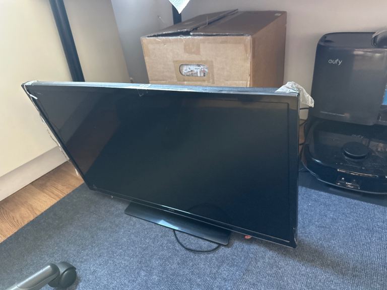 Black Flat Screen TV with Stand – perfect working