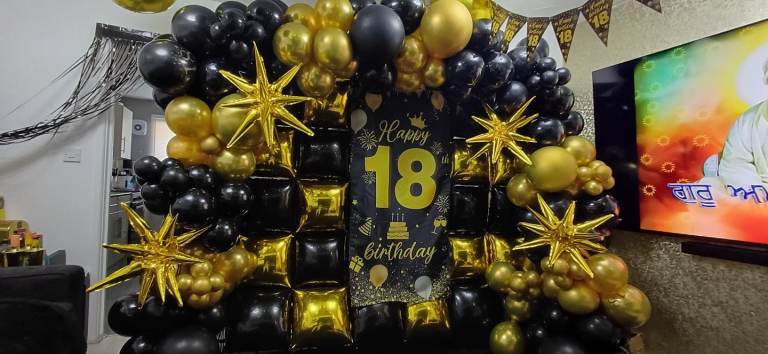 Free balloon arch & foil balloons wall