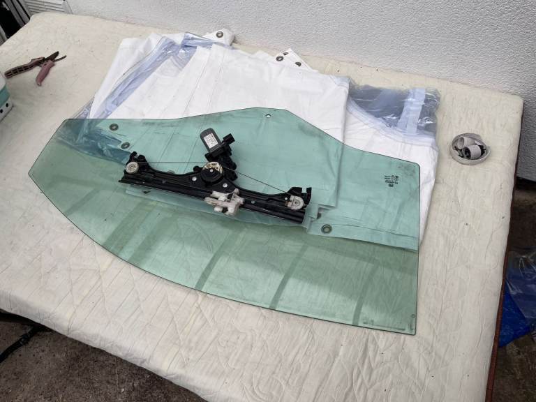 Fiat 500 Driver side door window and motor 