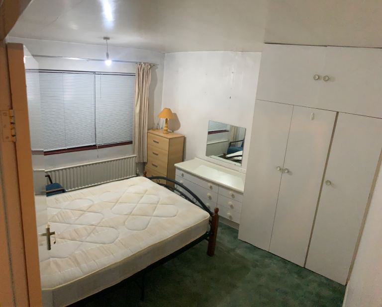 Spacious double bedroom @ £750/pcm **bills included**