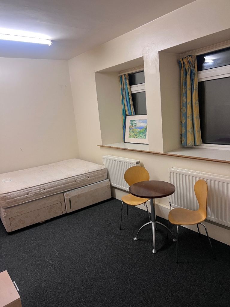 Large room to rent in Bristol city centre small street 