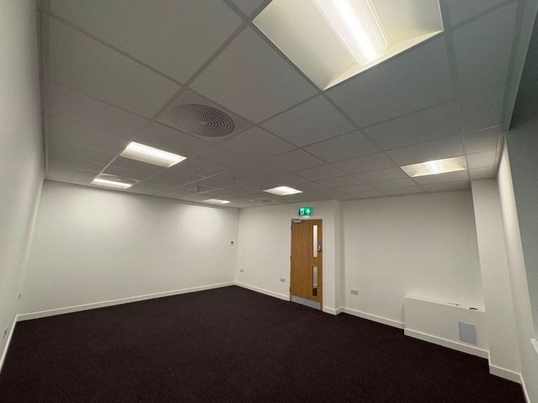 Commercial space suitable for Office / Physio space / Beauty at busy Padel Centre with parking