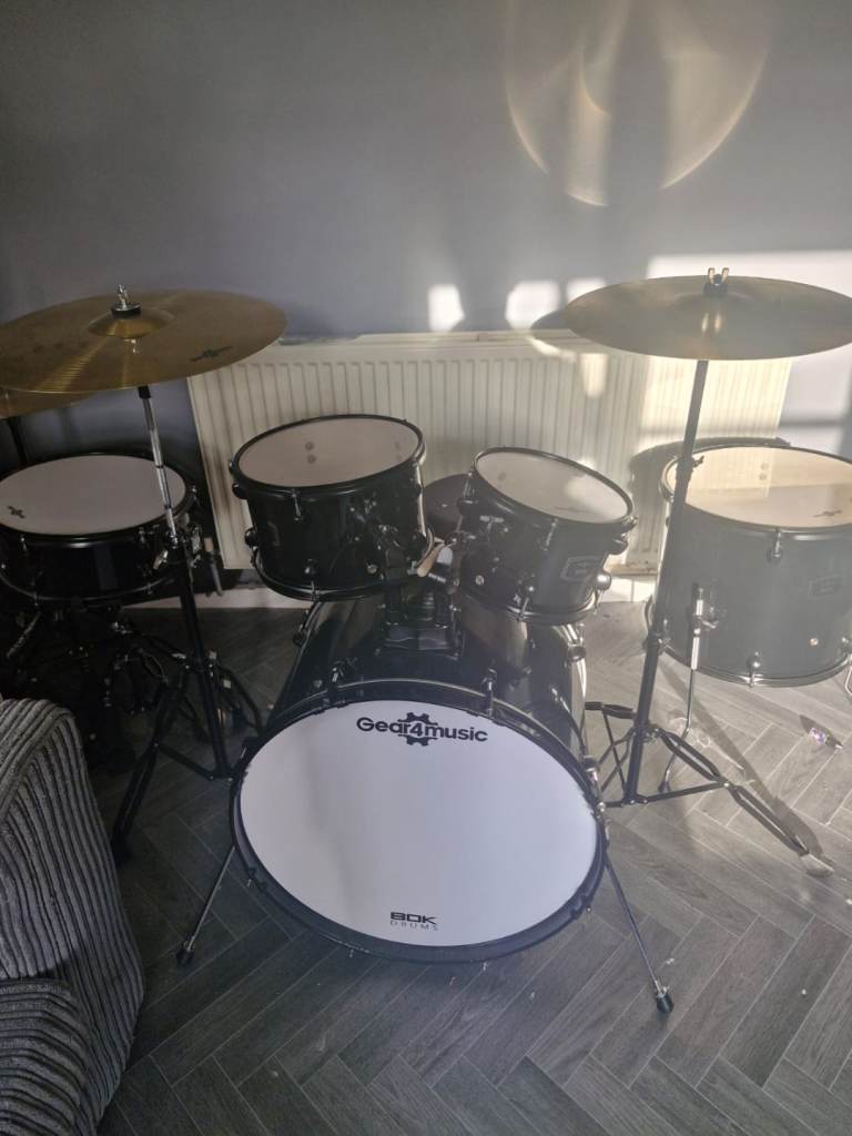 Gears4music drum kit with sticks