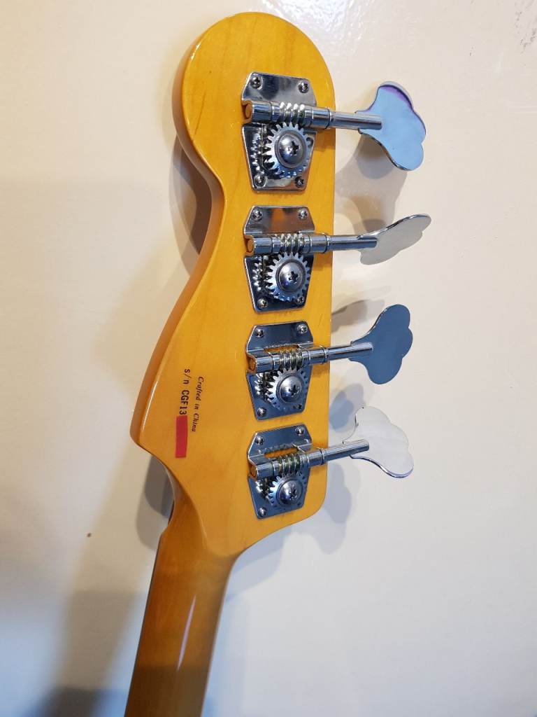 White Bass Guitar with Red Pickguard – Good Condition | in Moortown ...