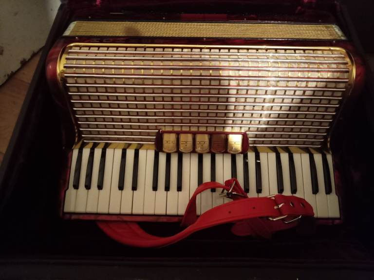 Hohner Arieta IVM Accordion with case