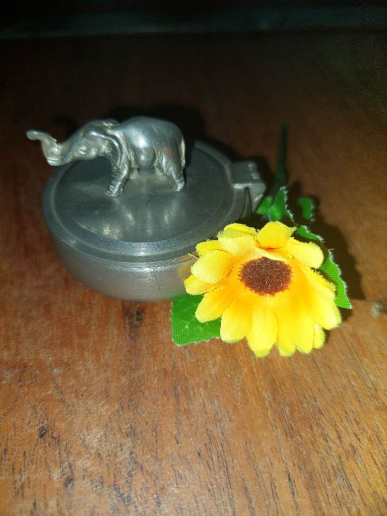 Small pewter Elephant ashtray – Good Condition