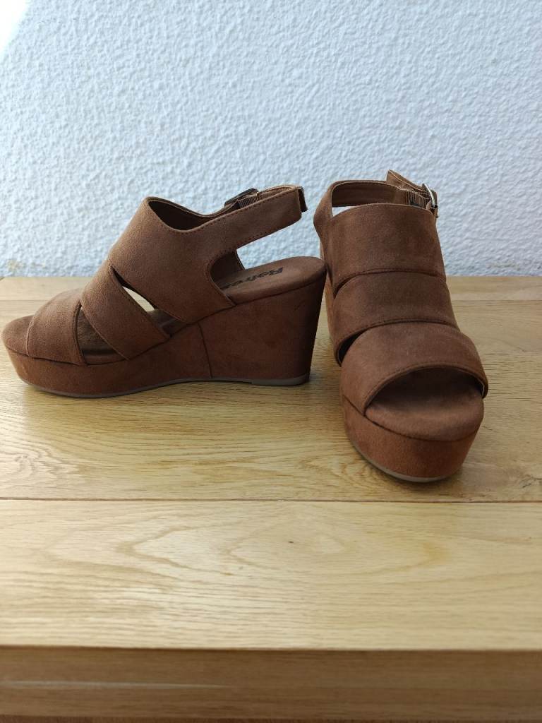 **AS NEW** WEDGE SANDALS SIZE 36 (3)