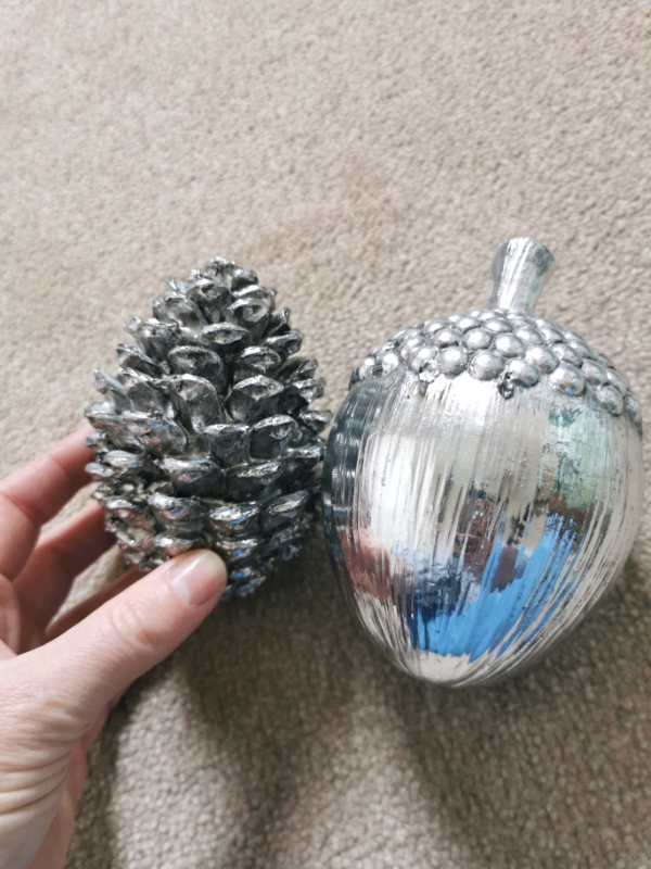 Rustic silver coloured winter decorations acorn & pine cone 