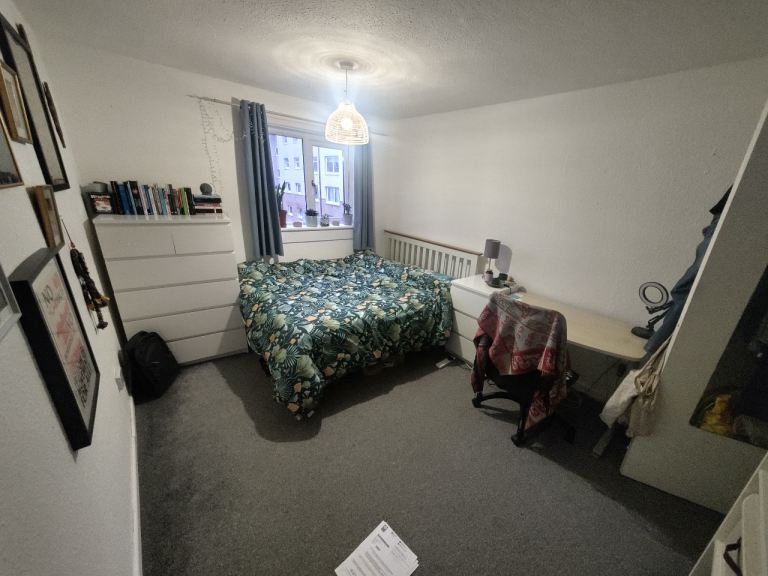 1 bedroom in 3 bed flat townhead