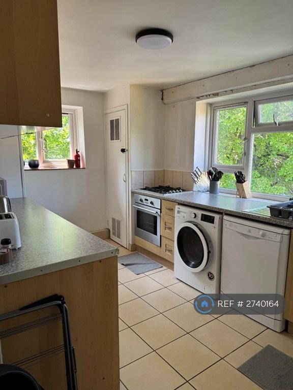 1 bedroom in West House Close, London, SW19 (#2740164)