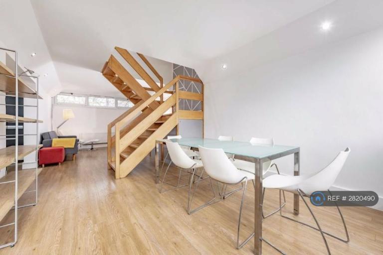 3 bedroom flat in Thomas Baines Road, London, SW11 (3 bed) (#2820490)