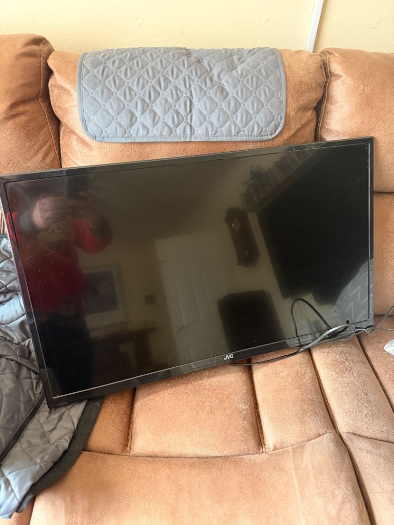 JVC 32 inch tv with built in dvd player wall mount only 