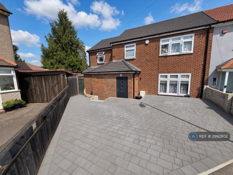 3 bedroom house in Halesworth Road, Romford, RM3 (3 bed) (#2992802)