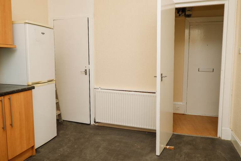 Newly Decorated 3-Bedroom Flat for Rent – Glasgow South Side