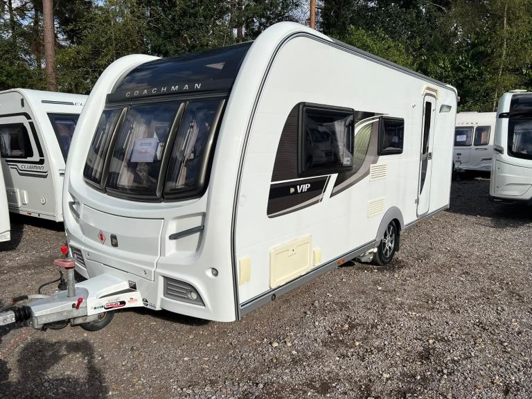 COACHMAN VIP 520/4 - 2013 - 4 BERTH - END WASHROOM - MOTOR MOVER - VGC 
