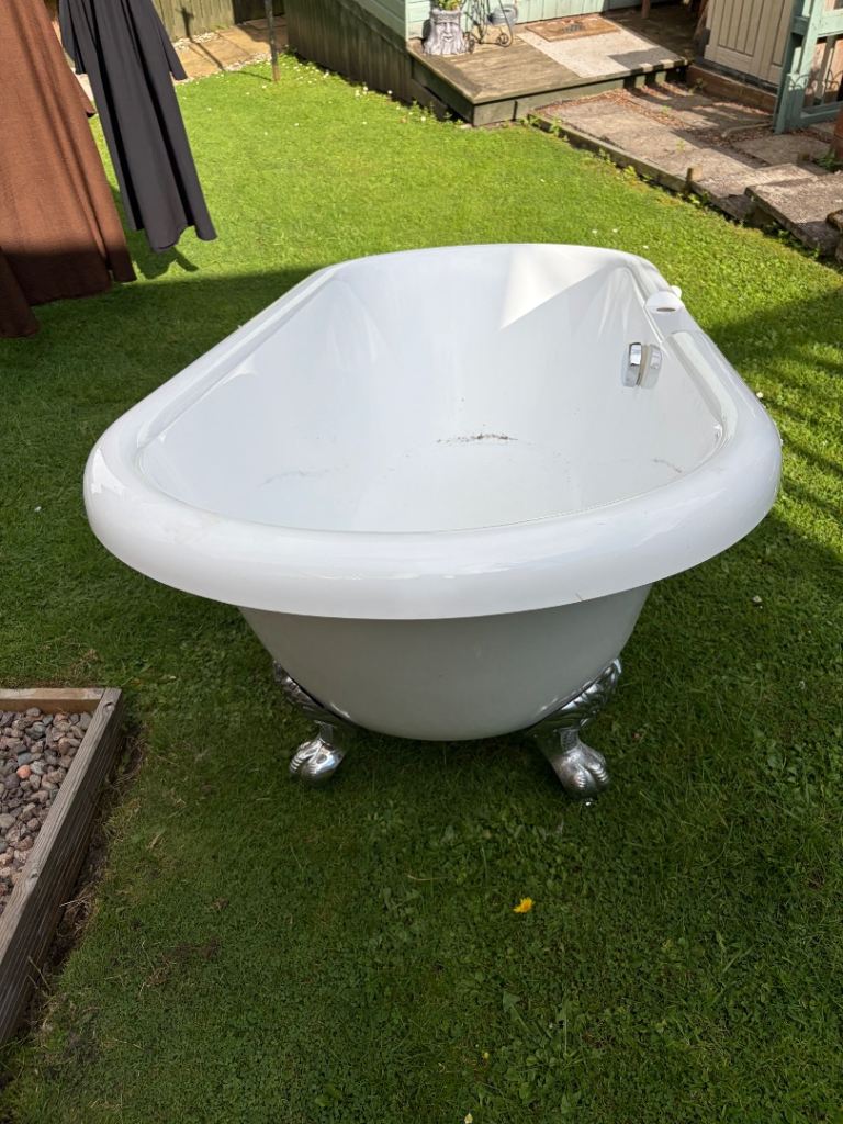 White roll top bath