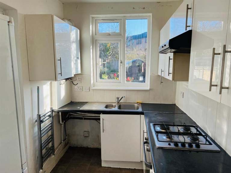 3 bedroom house in Long Drive, Greenford