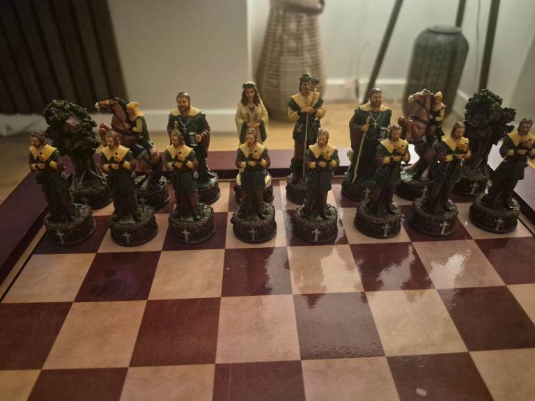 Chess set ( robin hood )