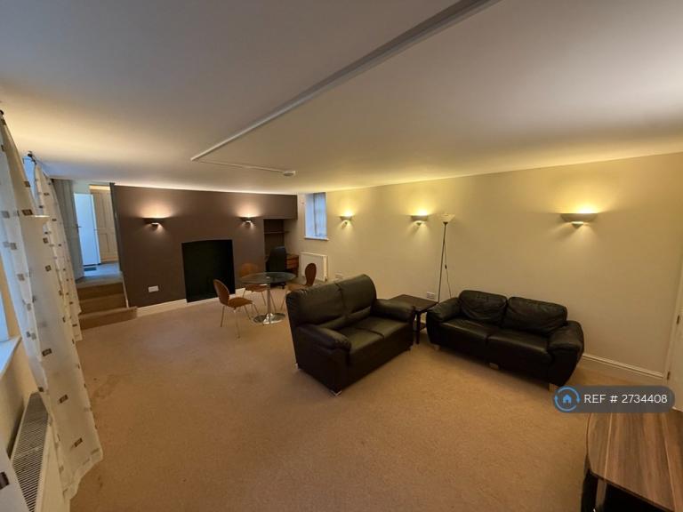 1 bedroom flat in Grove House, Newcastle-Under-Lyme, ST5 (1 bed) (#2734408)