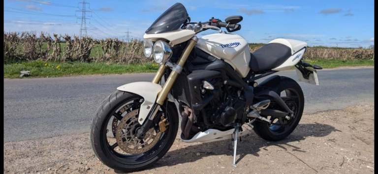 2008 58 TRIUMPH STREET TRIPLE 675 NAKED NEW MOT VERY CLEAN WHITE 17k MILES