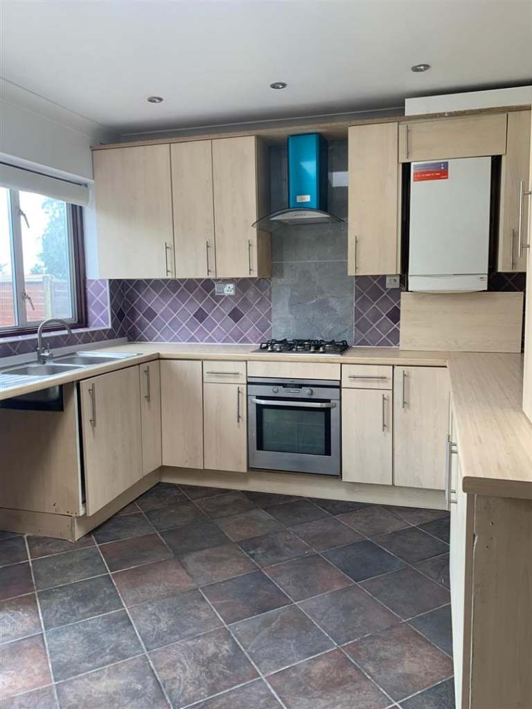 3 bedroom house in Misbourne Road, Uxbridge