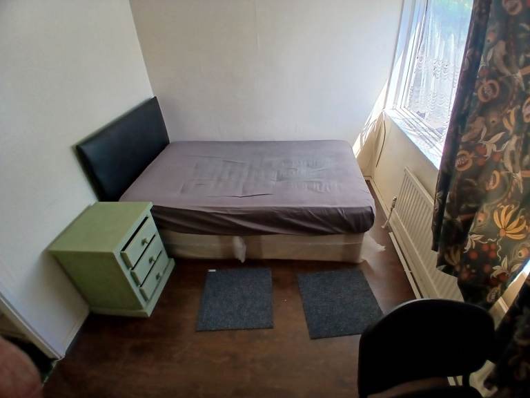 Spacious Double Room With  ALL BILLS INCLUDED for SINGLE PERSON only in Mitcham Pollards Hill