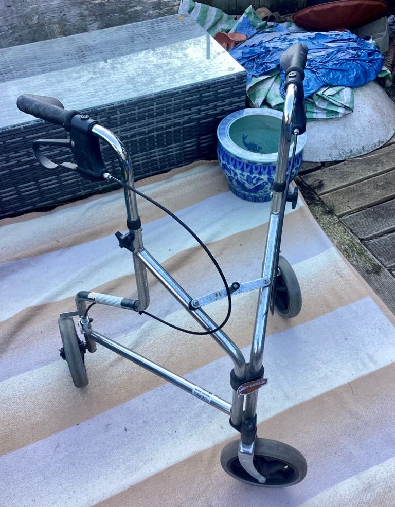 Roma Medical 2320 Tri-walker mobility aid