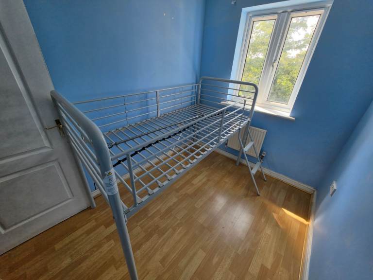 Free metal bed 
