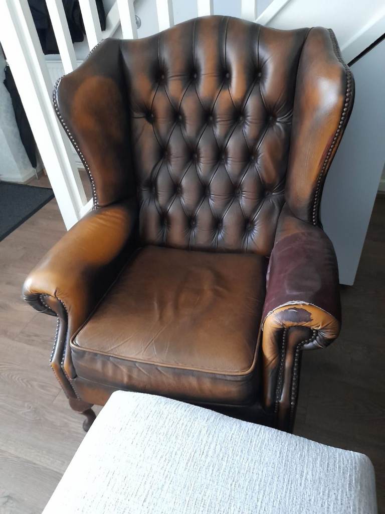 Traditional Leather Chesterfield Style Sofa and Armchair Set
