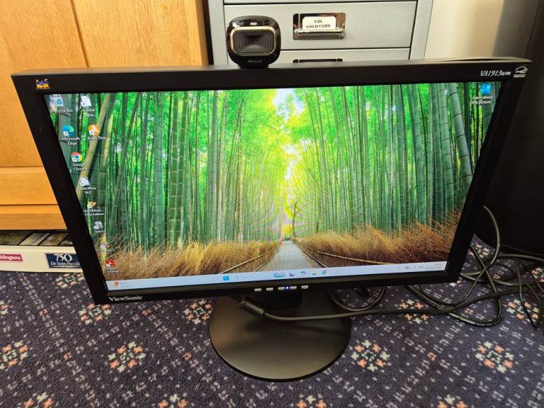 LENOVO 2561 H520S desktop computer running Windows 11